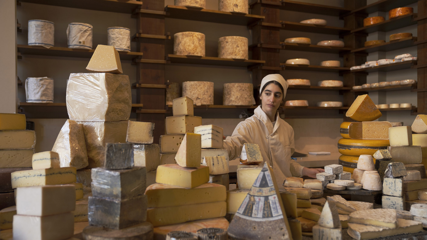Interior de la quesería Formaje en Chamberí