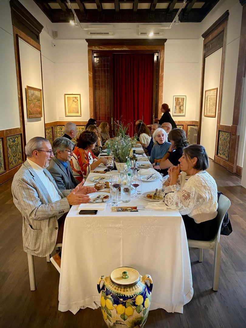 Mesa compartida en la experiencia gastronómica italiana