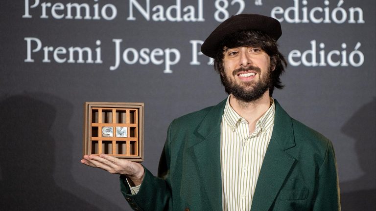 David Uclés gana el Premio Nadal con ‘La ciudad de las luces muertas’