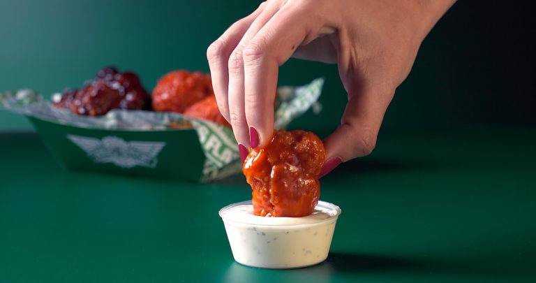 La cadena viral de alitas Wingstop llega a Madrid con su flagship en Gran Vía