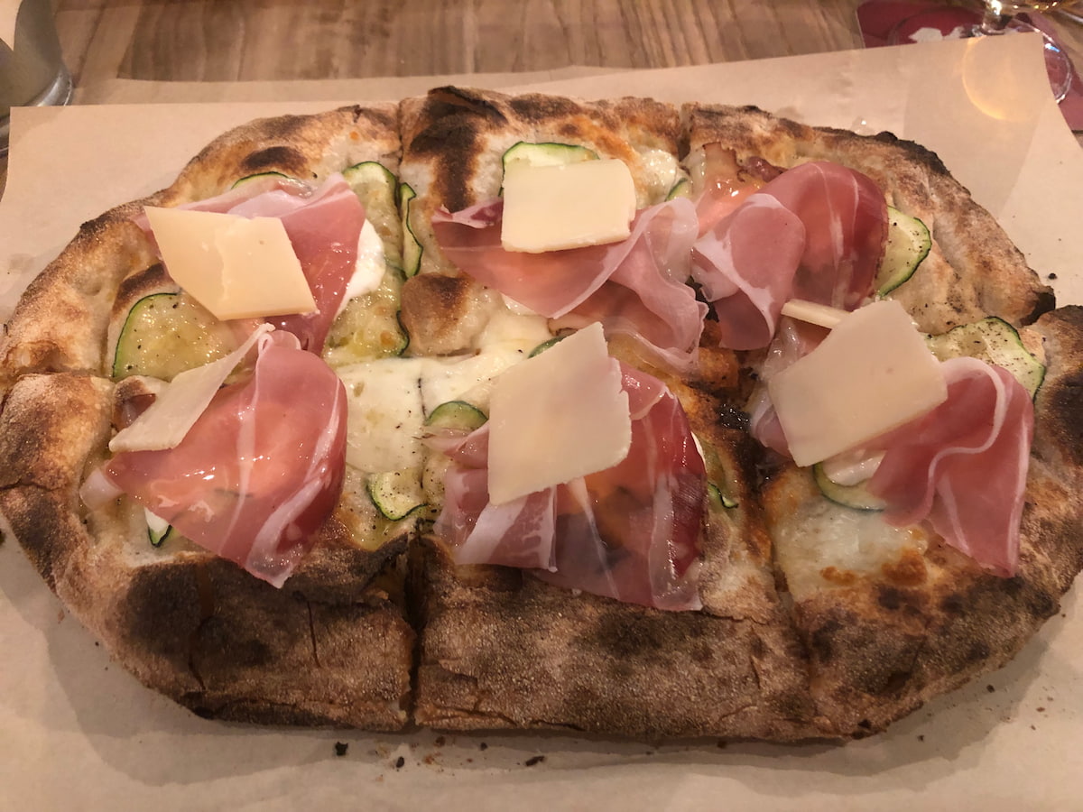 Pinsa romana en Gustazio Gastrobar Madrid