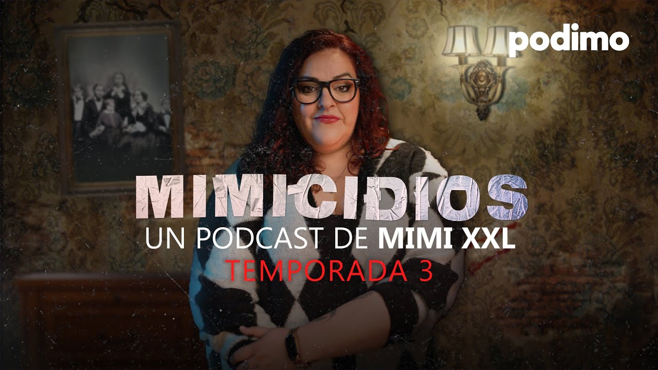 Micrófono y auriculares para escuchar podcasts de true crime