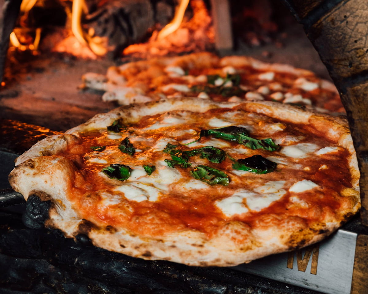 Pizza Reginella con masa fina y elástica en Madrid