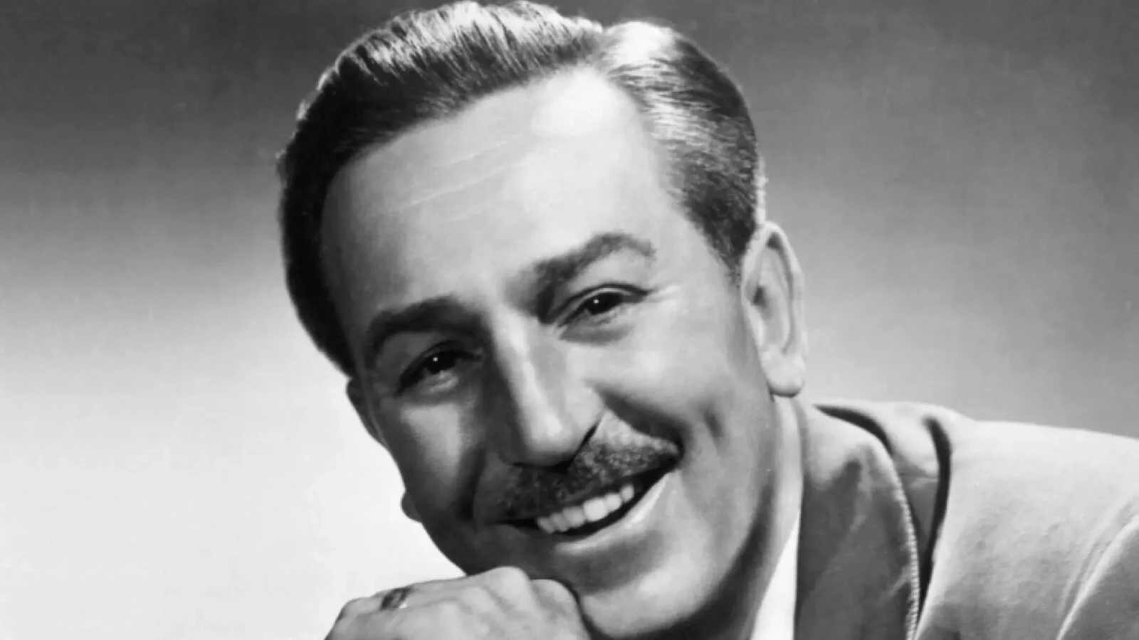 Walt Disney con estatuillas Oscar