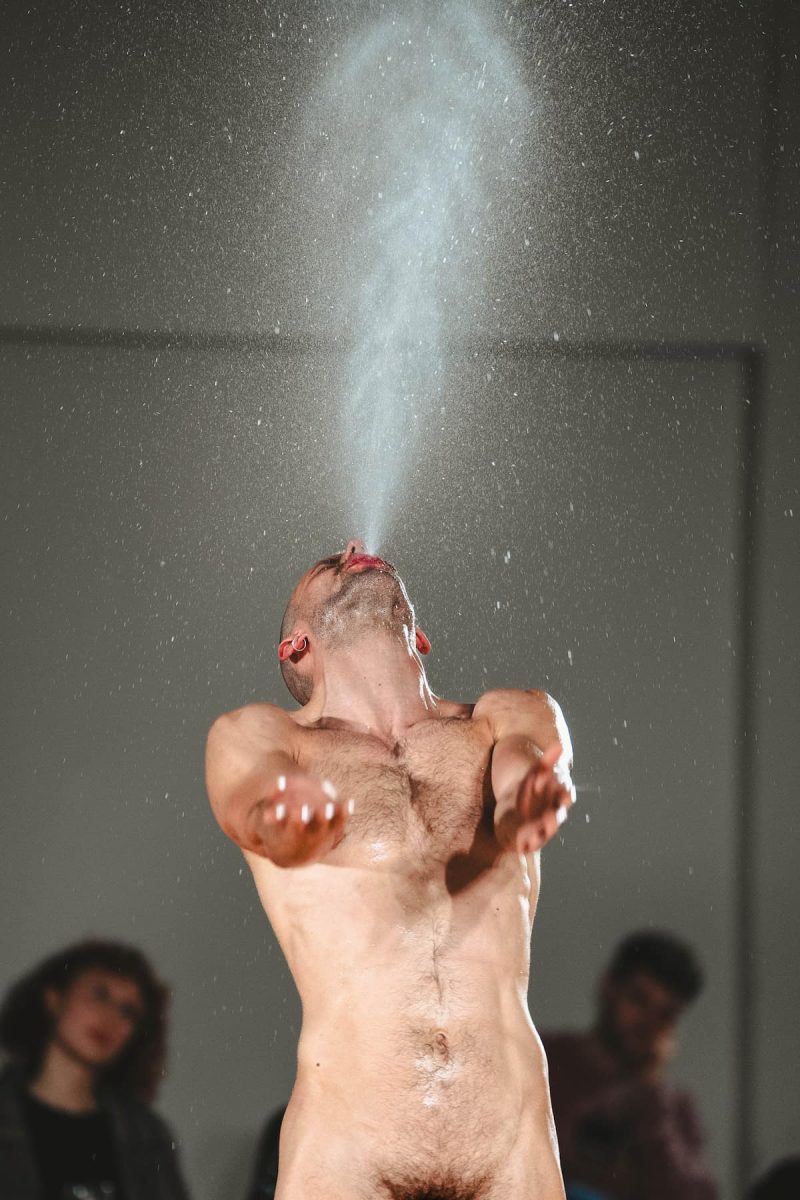 force song en escena, fotografía de Carlo Sgarzi